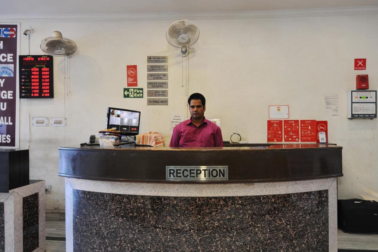 Oyo 6124 Lord Krishna Dx Inn New Delhi Ngoại thất bức ảnh